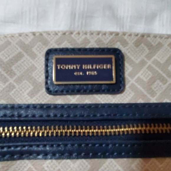 Tommy Hilfiger cream crossbody bag - Picture 2 of 5